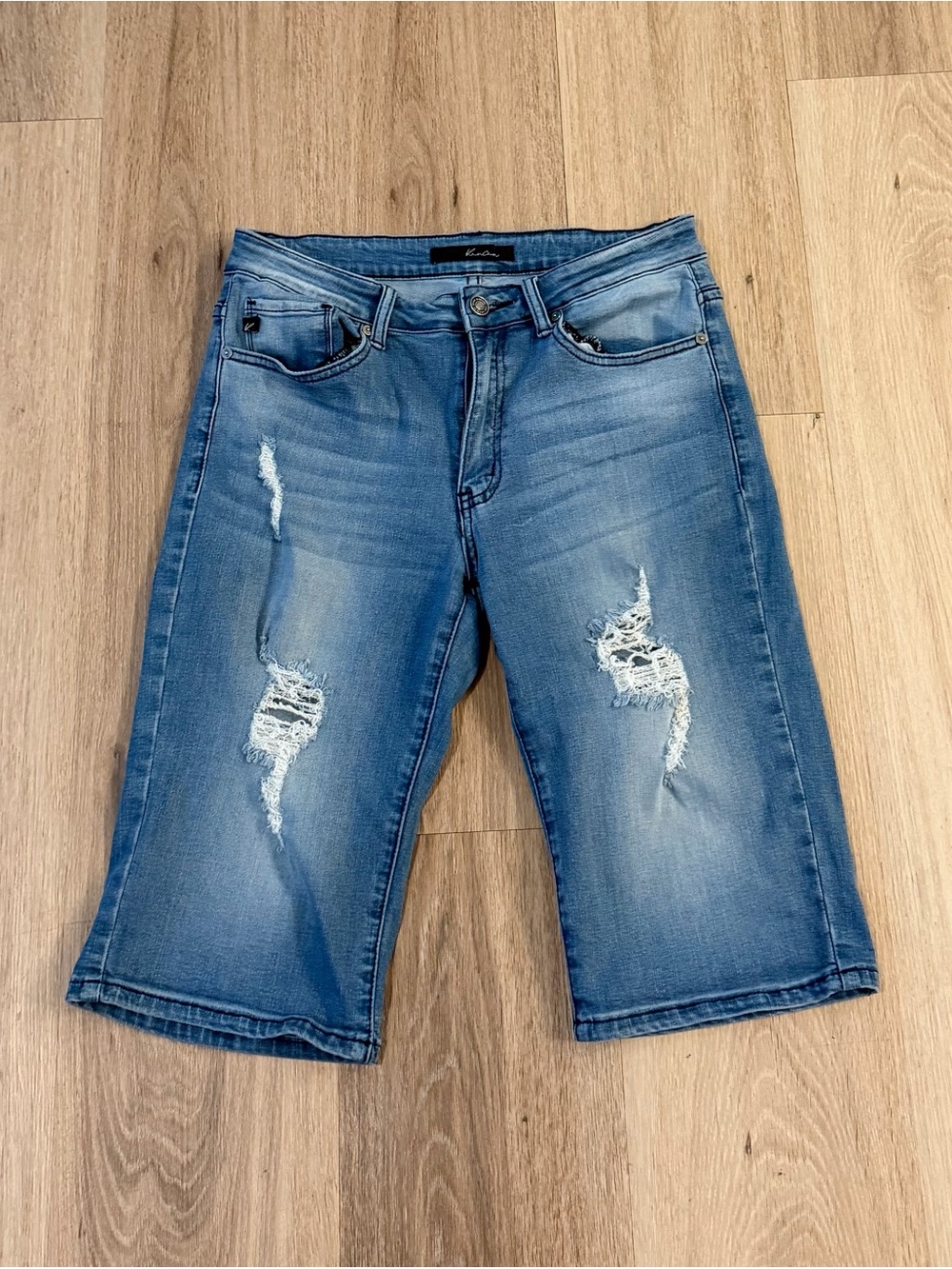 KanCan Light Blue Mid-Rise Denim Bermuda Women’s Shorts 11” size W9 28